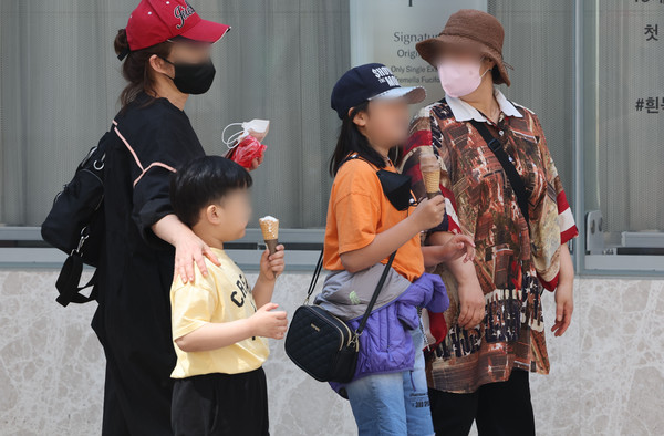 서울 중구 명동거리에서 어린이들이 아이스크림을 먹으며 길을 걷고 있다. 사진=연합뉴스 제공