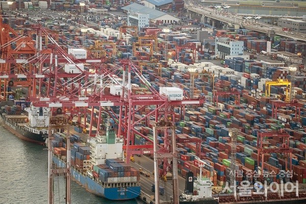 한동안 소강상태를 보이던 해상운임이 가파르게 상승하며 연일 신기록을 경신하고 있다. 수출기업은 해상 고운임과 연말 늘어난 물동량으로 부담이 지속되는 모습이다. 사진=이태구 기자 