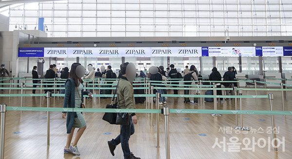 인천공항을 찾은 시민들이 출국 수속을 하기 위해 대기하고있다. 사진=서울와이어 DB