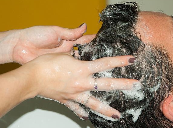 머리를 감기만해도 새치를 커버해주는 염색샴푸가 인기인 가운데 업체별로 신제품을 출시해 눈길을 끈다.  사진=픽사베이