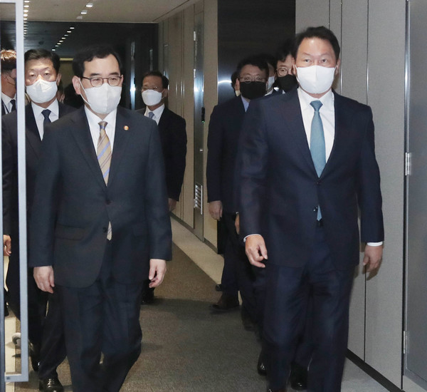 최태원 대한상공회의소 회장(오른쪽)이 18일 상의화관에서 이창양 신임 산업통상자원부 장관을 만났다. 사진=대한상공회의소 제공