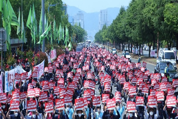 부산 레미콘업계의 파업이 열흘 동안 지속되면서 모든 건설현장이 멈추는 것 아니냐는 우려가 커지고 있다. 사진=연합뉴스 제공