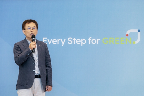 김교현 롯데그룹 화학군 총괄 부회장이 19일 ‘2030 비전·성장전략’을 발표했다. 사진=롯데케미칼 제공