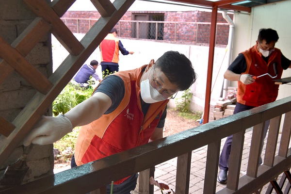 SK에코플랜트 임직원들이 인천꽃동네회관에서 봉사활동을 진행하고 있다. 사진=SK에코플랜트 제공