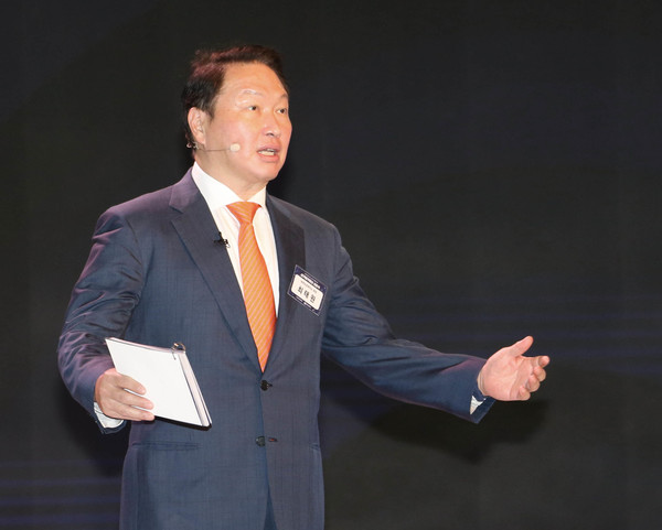 최태원 대한상공회의소 회장이 24일 상의회관에서 신기업가 정신을 선포하고 ERT 언팩(Unpack)을 주제로 강연했다. 사진=대한상공회의소 제공