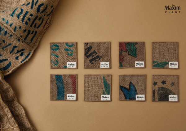 맥심 플랜트가 최근 오픈 4주년을 기념해 커피 마대자루를 재활용해 만든 코스터(컵받침)를 매장 제품 구매 고객에게 증정하는 이벤트를 진행했다. 사진=동서식품 제공