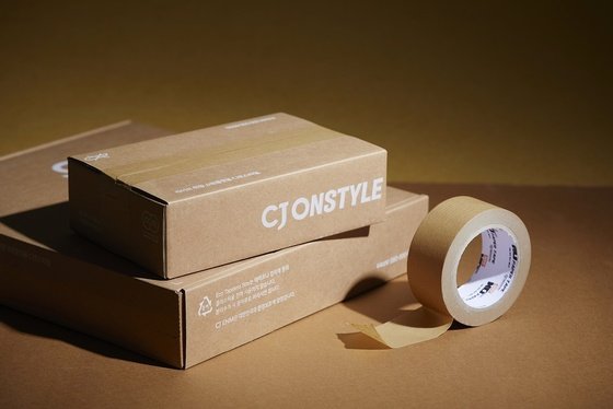 CJ온스타일이 배송 박스에 사용되는 테이프를 전면 종이 테이프로 바꾼다. 사진=CJ온스타일 제공