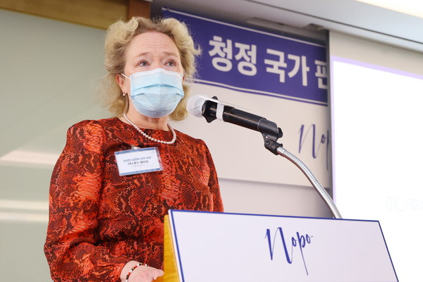 지난 7일 열린 핀란드산 친환경 닭고기 NOPO 국내 론칭 기자간담회에서 야나 후수-칼리오 핀란드 농림부 사무 차관이 환영사를 하고 있다. 사진=주한핀란드무역대표부