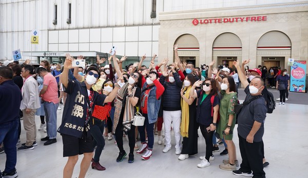 말레이시아 인센티브 단체 관광객들이 롯데면세점 명동점 앞에서 기념촬영을 하고 있다. 사진=롯데면세점 제공