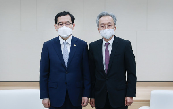 이창양 산업부 장관(왼쪽)이 8일 한국중견기업연합회를 찾아 최진식 중견련 회장과 면담을 갖고 중견기업 육성을 위한 성장전략 마련을 약속했다. 사진=중견련 제공