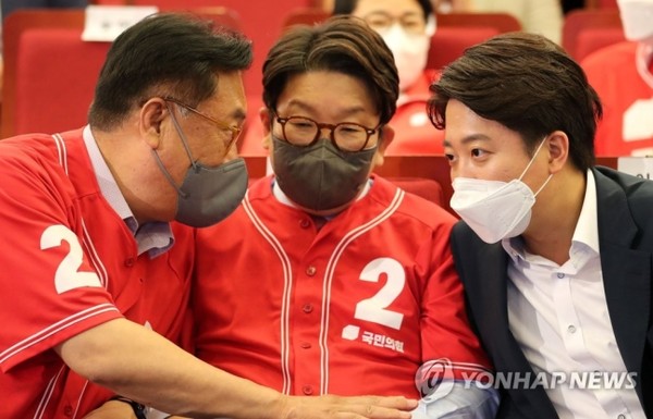 이야기 나누는 이준석 대표, 권성동 원내대표와 정진석 의원. [사진=연합뉴스]