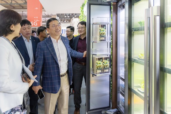 조주완 LG전자 사장이 이탈리아 밀라노 디자인 위크 행사장을 방문했다.  조 사장이 LG전자 전시부스를 찾아 식물생활가전 콘셉트 제품을 살펴보고 있다. 사진=LG전자 제공