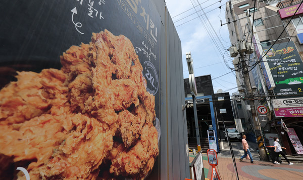 통계청에 따르면 전체 39개 외식 품목 가격 모두 지난해 말보다 올랐다. 이 중 치킨의 상승률이 6.6%로 가장 높았다. 사진=연합뉴스 제공