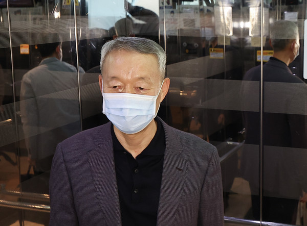 백운규 전 장관이 지난달 19일 오후 서울 성동구 한양대 퓨전테크놀로지센터 사무실 앞에서 '산업부 블랙리스트' 의혹 사건 관련 검찰의 압수수색이 끝난 뒤 건물을 나서기 위해 엘리베이터에 탑승하는 모습. / 사진=연합뉴스