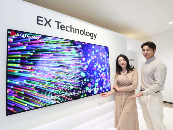 LG디스플레이가 선보인 차세대 TV 패널 'OLED.EX'를 모델들이 소개하고 있다. 사진=LG디스플레이 제공