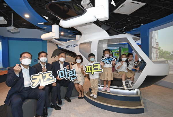 어린이 해양환경체험관 ‘키즈마린파크’ 개관 기념촬영. (왼쪽부터) 양진모 현대차그룹 부사장, 한기준 해양환경공단 이사장, 문해남 한국해양재단 이사장, 김경희 사회복지공동모금회 본부장. 사진=현대차그룹 제공