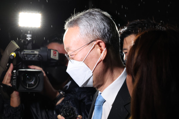 문재인 정부 '산업부 블랙리스트' 의혹으로 검찰 수사를 받는 백운규 전 산업통상자원부 장관이 15일 밤 구속영장이 기각돼 서울동부구치소에서 나와 귀가하고 있다. / 사진=연합뉴스