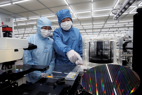 박정원 두산그룹 회장(오른쪽)이 지난 14일 두산테스나 서안성 사업장을 찾아 반도체 웨이퍼 테스트 과정을 살펴보고 있다. 사진=두산그룹 제공