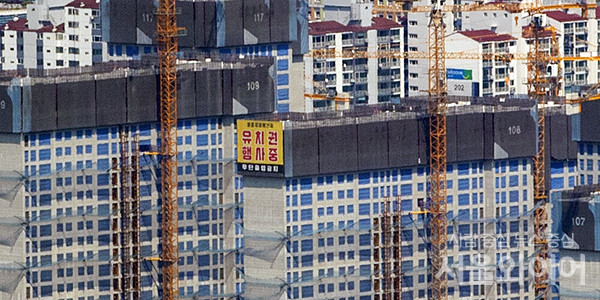 둔촌주공 대주단이 사업비 대출연장을 거부하면서 조합은 1인당 1억원에 달하는 상환액을 마련해야 한다. 사진=이태구 기자