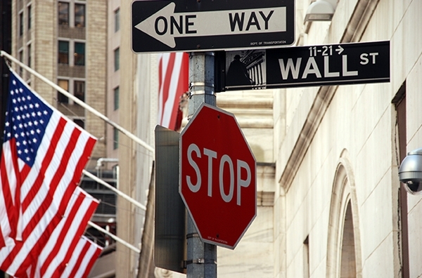 뉴욕증시가 안도랠리 하루 만에 폭락으로 돌아섰다. 다우지수는 2.42% 내리며 3만선이 무너졌고, S&P500지수는 3.25% 떨어졌다. 나스닥지수는 4.08% 폭락했다. 경기침체 우려가 고개를 들며 투자심리가 냉각된 것으로 풀이된다. 세계 각국에서 약속한듯 금리를 일제히 올리고 있는 점도 영향을 끼쳤다. 경제지표도 대체로 좋지 못했다.