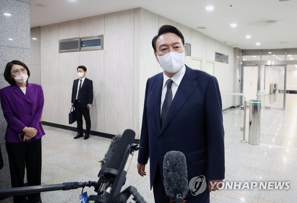 윤석열 대통령이 17일 출근하고 있다.  사진=연합뉴스 제공