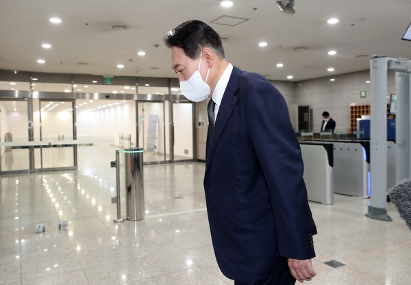 윤석열 대통령이 17일 출근하고 있다. 사진=연합뉴스 제공