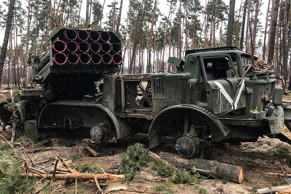 우크라이나 수도 키이우에서 서쪽으로 40㎞ 떨어진 콜론시나 지역 숲속에 러시아 군이 버리고 간 다연장 로켓포가 망가진 채 서 있다. 사진=연합뉴스 제공