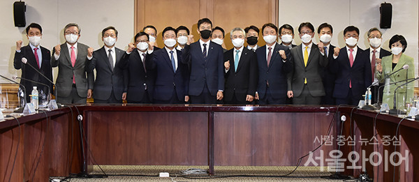 이복현 금융감독원장(왼쪽 여섯 번째)이 20일 오전 서울 중구 은행회관에서 열린 은행장 간담회에서 참석자들과 기념촬영을 하고 있다