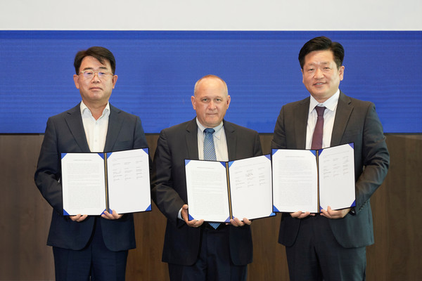 (왼쪽부터) 오치오 삼성전자 한국총괄 부사장, 레이 피놀트 모히건 대표, 류성택 현대퓨처넷 대표가 여의도에 위치한 IFC 빌딩에서 20일 ‘인스파이어 엔터테인먼트 리조트 미디어 시설 구축을 위한 업무협약(MOU)’을 체결했다. 사진=삼성전자 제공