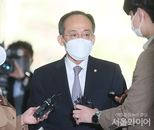 추경호 경제부총리가 출근길에 취재진 질의에 발언을 하고 있다.