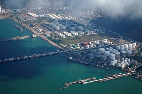 중국 주하이항에 위치한 원유·가스탱크 저장소. 사진=로이터통신