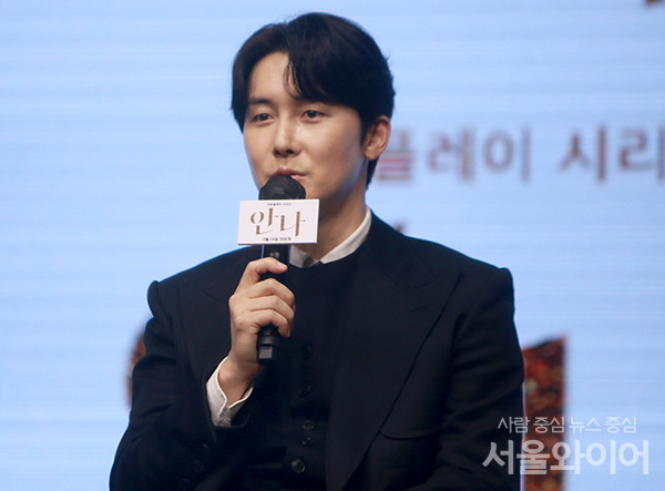 배우 김준한이 제작발표회에 참석해 질의에 답하고 있다.