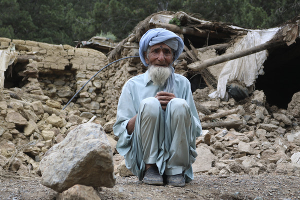 아프가니스탄에서 지진으로 폐허가 된  마을...망연자실한 주민 (사진 연합뉴스 제공)