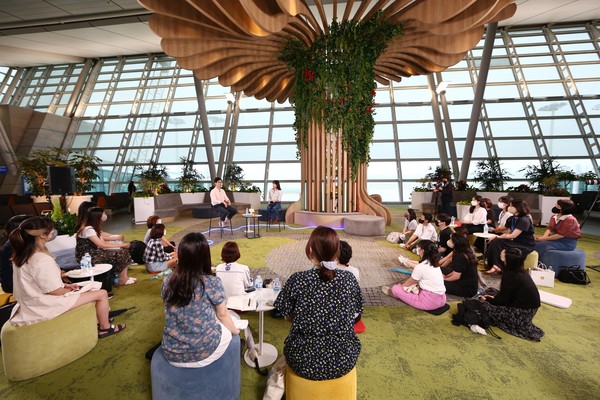 인천국제공항공사가 지난 23일 인천공항 제1여객터미널 에어사이드 내 리틀 포레스트 문화공간에서 소설가 김영하, 뮤지션 요조와 함께 토크콘서트를 개최했다고 24일 밝혔다. 사진=인천국제공항공사 제공