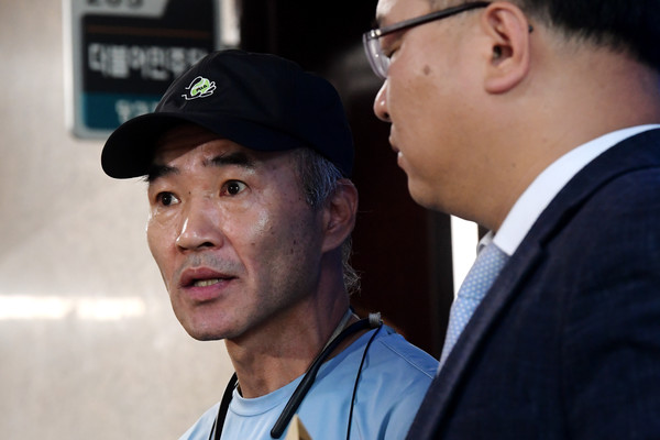 020년 서해상에서 북한군에 사살된 해양수산부 공무원 이대준 씨의 형 이래진 씨(왼쪽)와 유족의 법률대리인 김기윤 변호사가 27일 오전 더불어민주당 우상호 비대위원장을 만나기 전 국회 민주당 대표실 앞에서 취재진에게'대통령기록물 공개' 요청안을 설명하고 있다. / 사진=연합뉴스