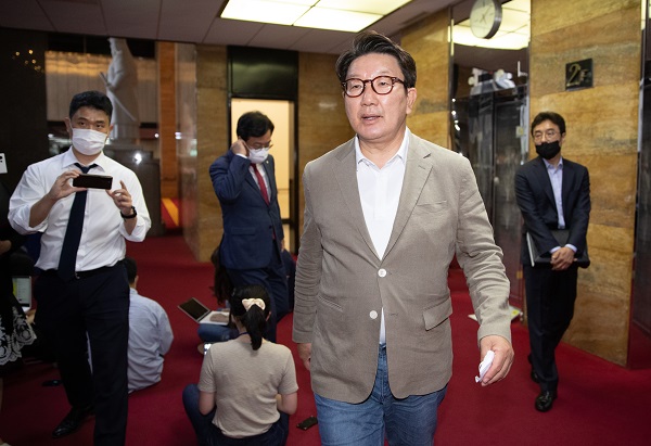 권성동 국민의힘 원내대표는 4일 김승희 보건복지부 장관 후보자와 관련해 “스스로 본인의 거취에 대해 결단을 내려야 하는 것 아닌가 하는 것이 제 개인적 판단”이라고 말했다. / 사진=연합뉴스