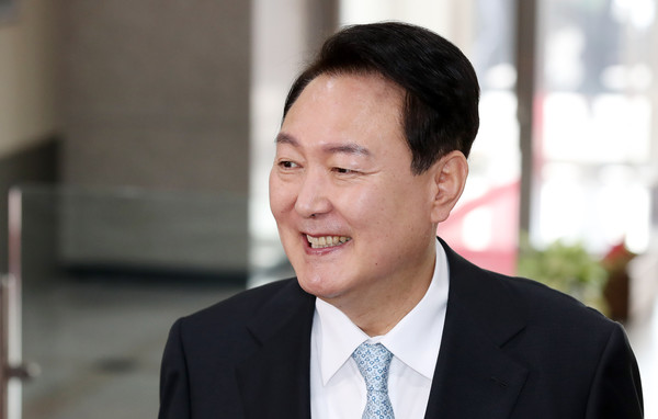 윤석열 대통령이 4일 오전 서울 용산 대통령실 청사로 출근하며 취재진의 질문에 답하고 있다.  / 사진=연합뉴스