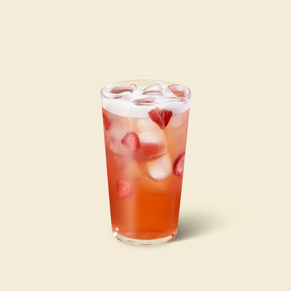  ‘딸기 아사이 레모네이드 스타벅스 리프레셔’는 딸기와 아사이베리 주스에 레모네이드가 들어간 상큼한 맛이 특징이다. 사진=스타벅스코리아 제공
