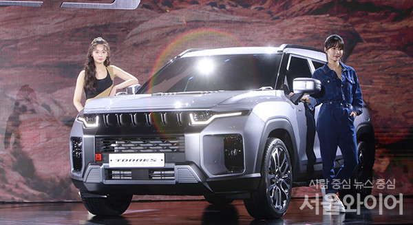 쌍용자동차가 중형SUV 토레스를 공개했다.