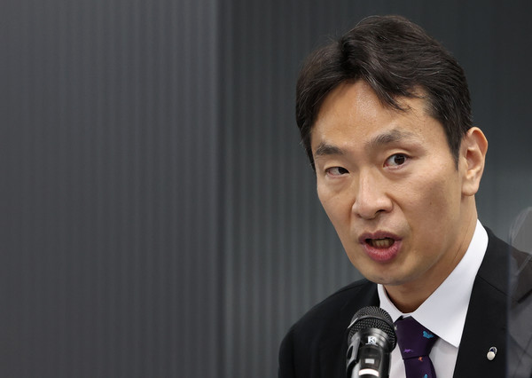 이복현 금융감독원장이 5일 오전 서울 중구 여신금융협회에서 열린 여신전문금융사 최고경영자 간담회에서 발언하고 있다. 이날 이 금감원장은 카드사와 캐피탈사에 금융 소비자를 위해 금리인하요구권 제도를 활성화해 고객의 금리 부담을 줄여야 한다고 강조했다. /  사진=연합뉴스