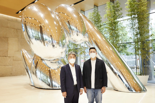 윤종원 IBK기업은행장과 강재원 작가가 기념사진을 찍고 있다. / 사진=IBK기업은행