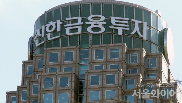 서울지하철 5호선 여의도역에 ‘신한금융투자’가 붙게 됐다. 사진=서울와이어 DB