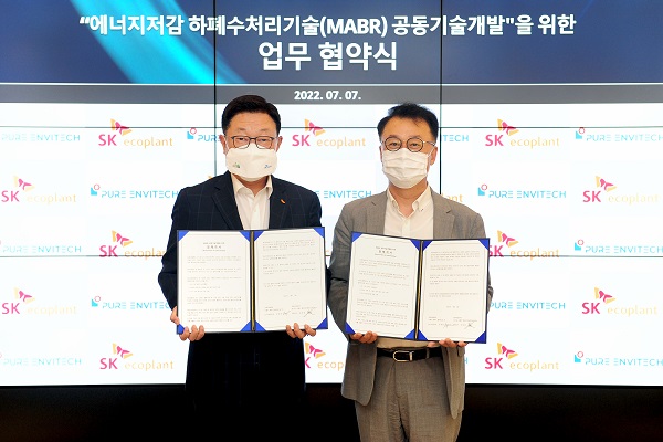 (왼쪽부터) 김병권 SK에코플랜트 에코랩센터 대표와 장재영 퓨어엔비텍 대표가 협약식에서 기념촬영을 하고 있다. 사진=SK에코플랜트 제공