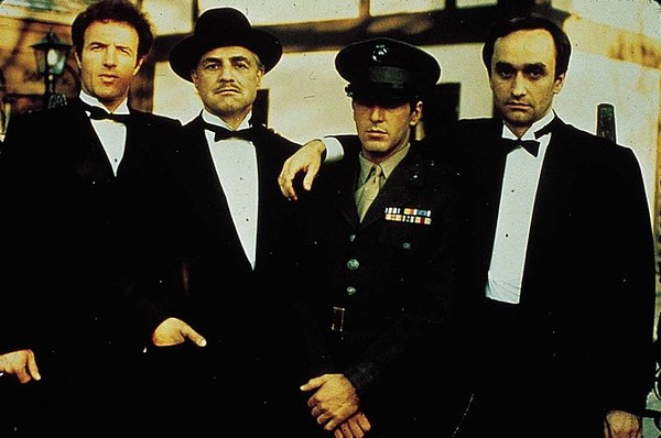 미국 배우 제임스 칸(맨 왼쪽)이 향년 82세로 세상을 떠났다. 그는 대표작인 영화 대부에서 마피아 가문 장남으로 저돌적인 성격인 소니 코를레오네 역을 완벽하게 소화했다. 사진=영화 대부 스틸컷
