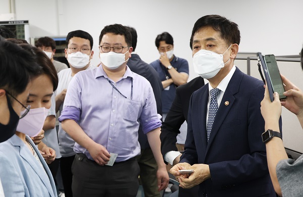 김주현 신임 금융위원장이 최근 국내 증시의 급격한 변동성과 관련해 필요하다면 공매도의 한시적 금지를 검토할 수 있다는 입장을 내비쳤다. 김 위원장은  “시장 상황을 봐서 필요하면 공매도뿐만 아니라 지원기금도 활용해야 할 것”이라고 말했다. 사진=연합뉴스