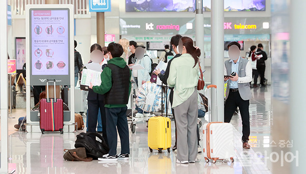 지난 4월 인천공항을 찾은 시민들이 출국 수속을 하기 위해 대기하고 있다. 사진=이태구 기자