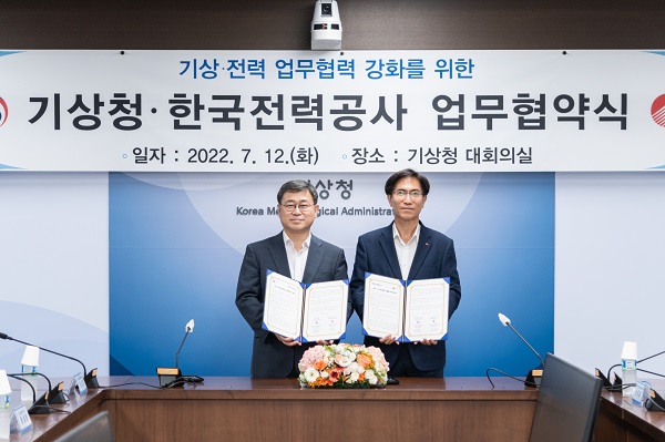 김숙철 한국전력 기술혁신본부장(오른쪽)이 12일 이정환 기상청 기상서비스진흥국장과 전력과 기상 빅데이터 활용 등 공동 연구개발을 위한 업무협약을 맺었다. 사진=한국전력 제공