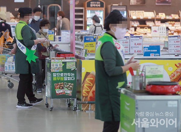 서울시내 대형마트에서 직원들이 시식 음식을 준비하고 있다. 사진=서울와이어 DB