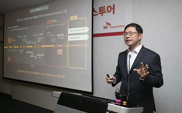 안재용 SK바이오사이언스 사장이 13일 경기도 판교에 위치한 에코허브에서 국산 1호 코로나19 백신 '스카이코비원'에 대한 설명을 하고 있다.  사진=사진공동취재단