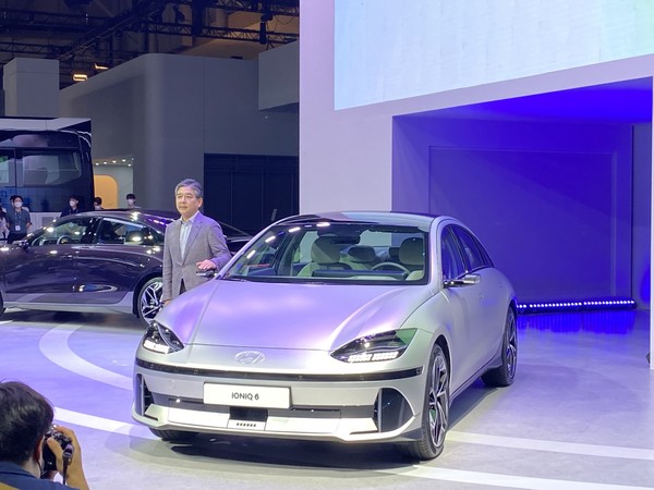 14일 오전 부산 해운대구 벡스코에서 열린 ‘2022 부산국제모터쇼’에서 아이오닉 6가 공개됐다. 장재훈 현대자동차 대표이사 사장이 이날 프레스데이 행사에 참여해 아이오닉 6와 기념촬영을 하고 있다. 사진=박정아 기자